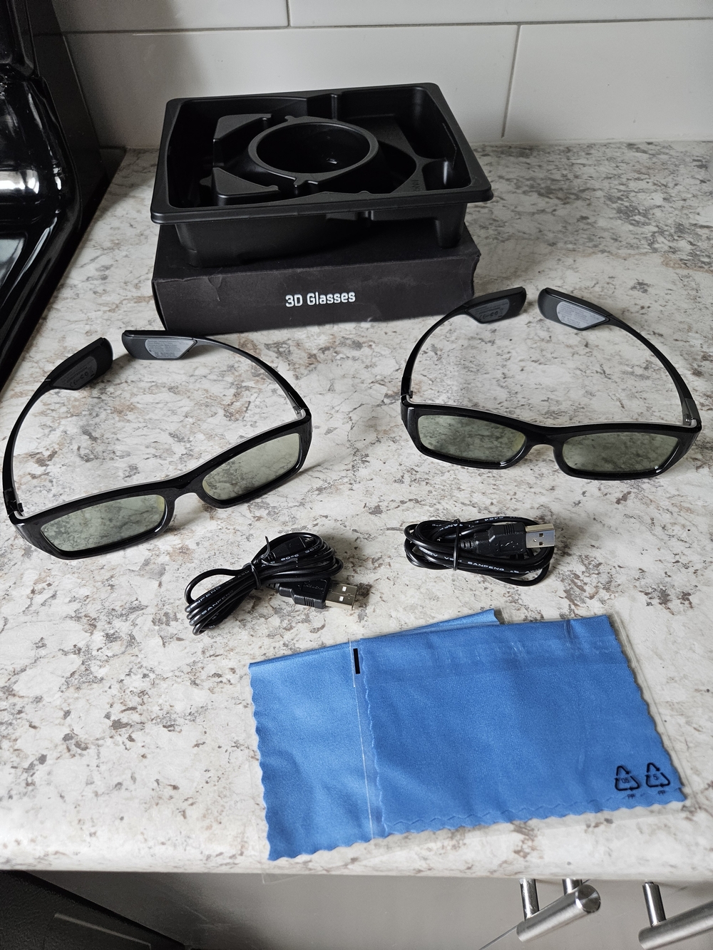 3D Glasses with Charging Cables and Cleaning Cloth - Black